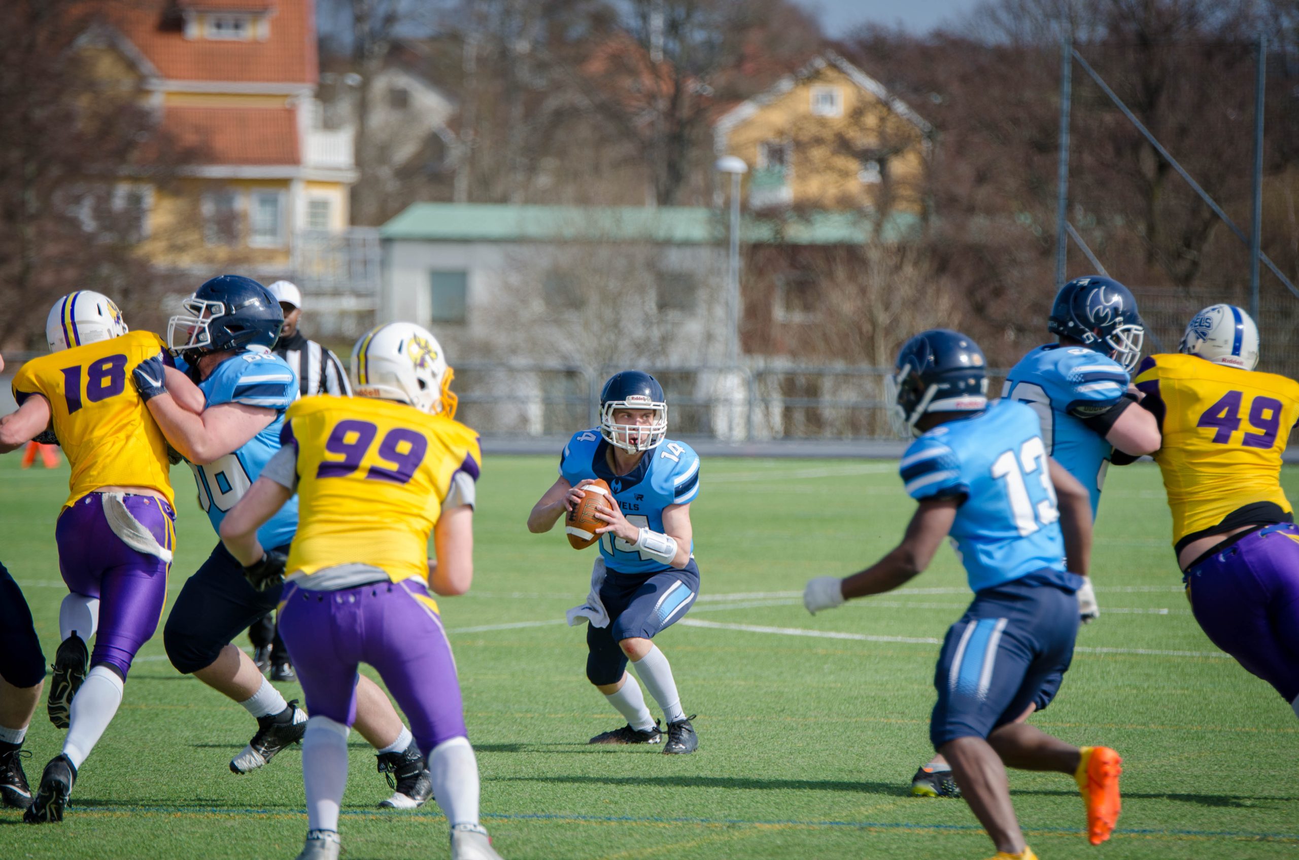 Friday Night Lights och premiär för Division 2 när en ny fotbollshelg väntar