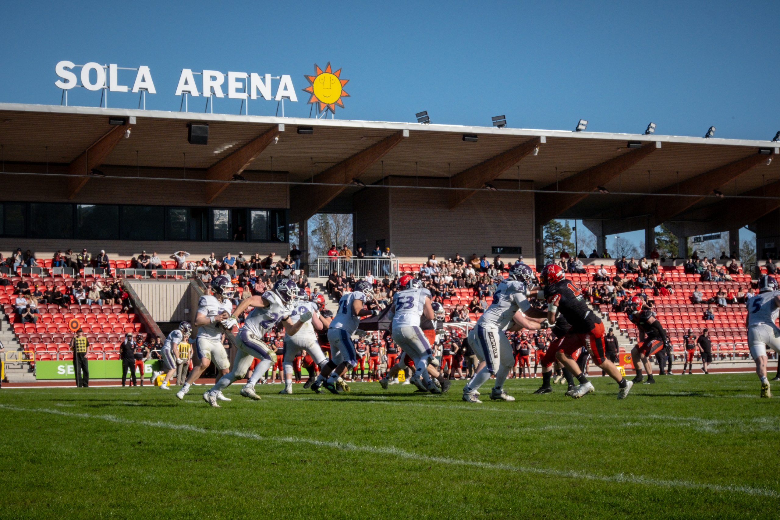 Så ser du SM-finalerna i amerikansk fotboll 2025 som Stor grabb eller Stor tjej
